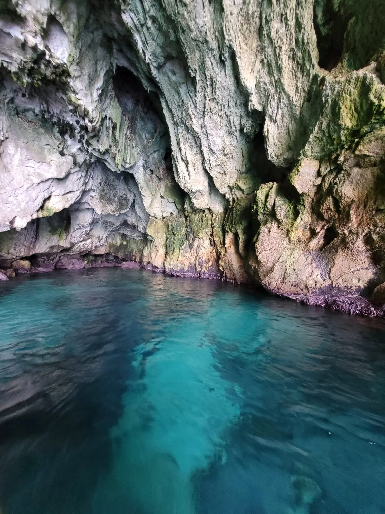 Le grotte marine colorate di Ortigia