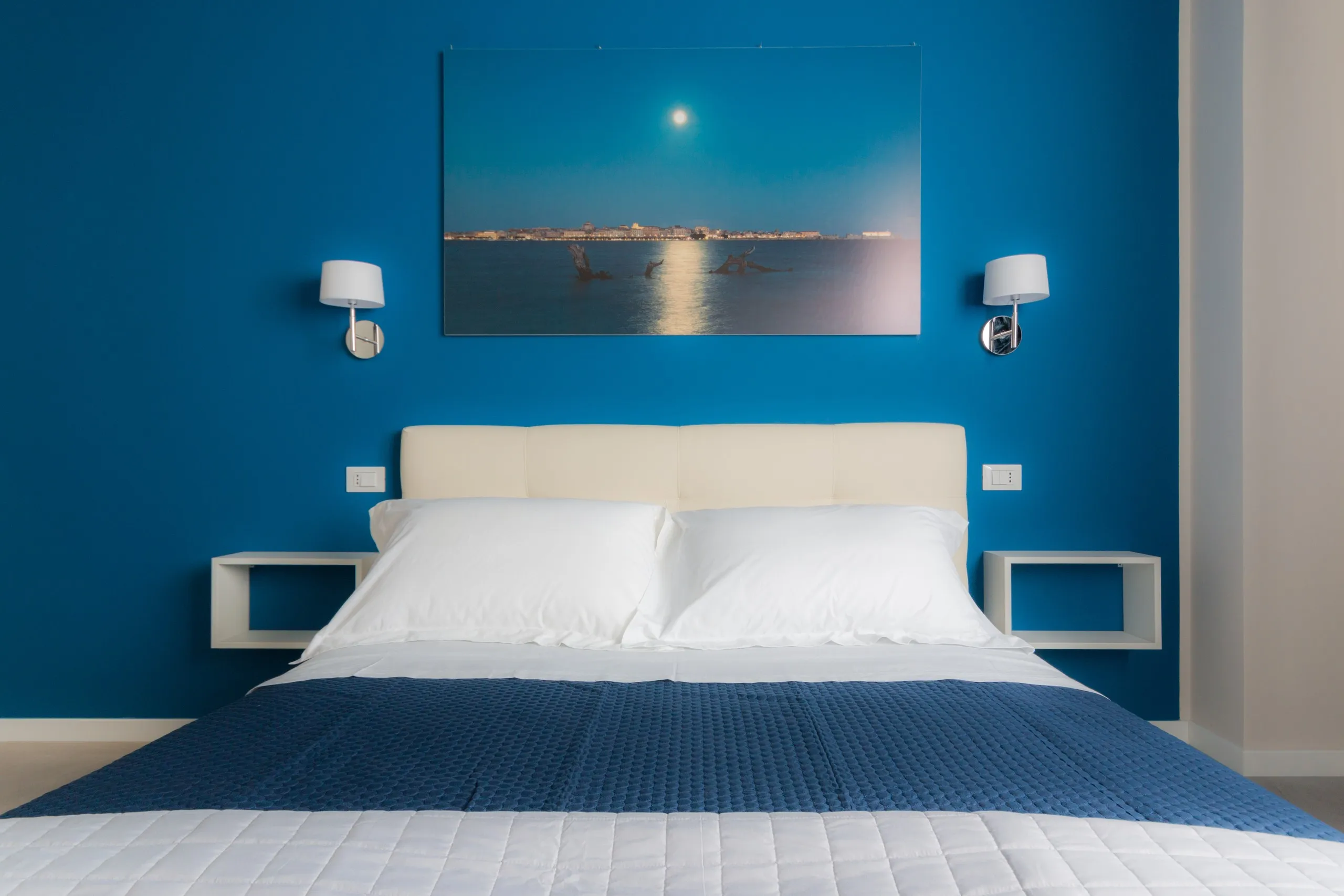 Camera Blue Hour, finestra