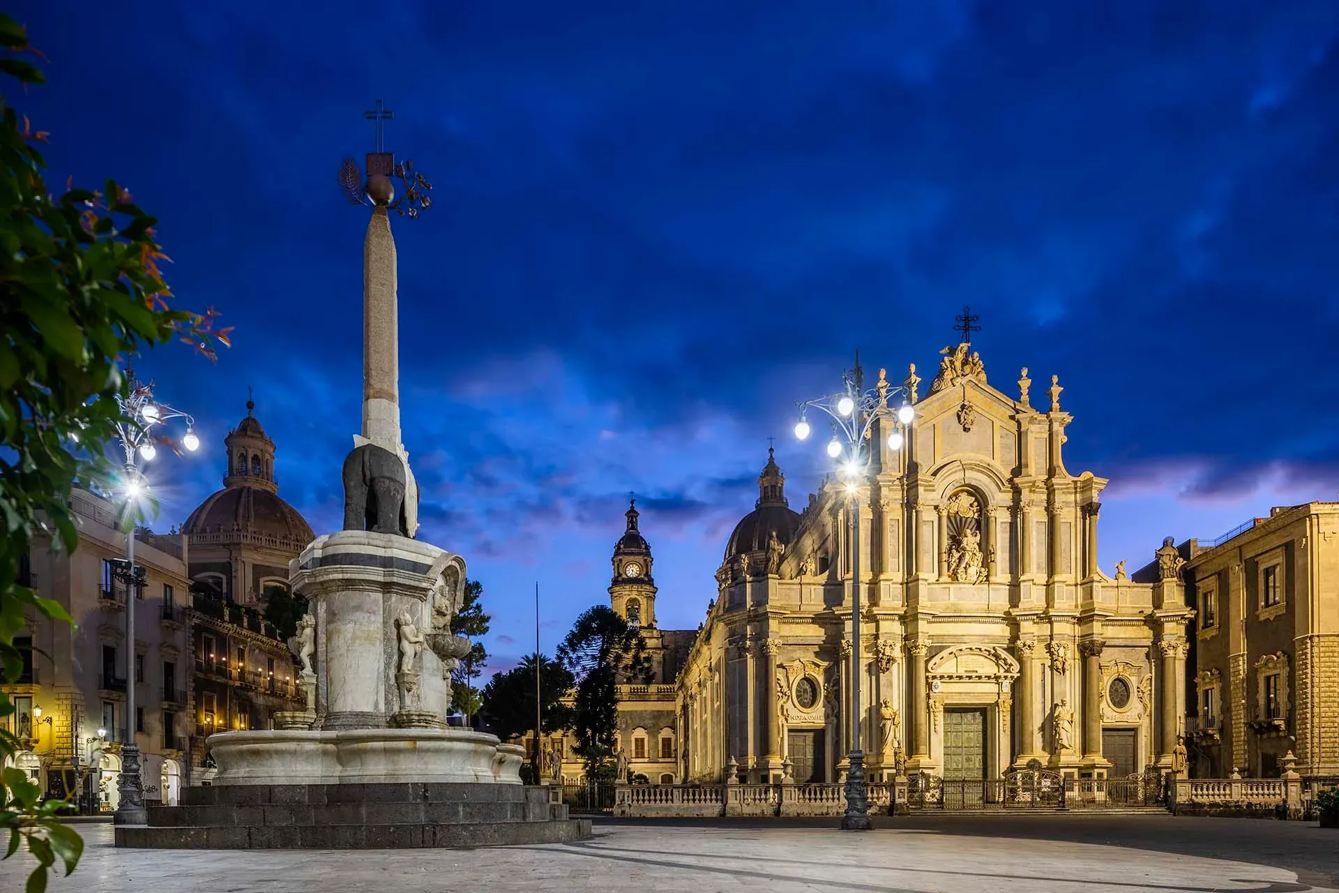 Catania, Piazza Duomo con la Fontana dell'Elefante e barocco lavico
