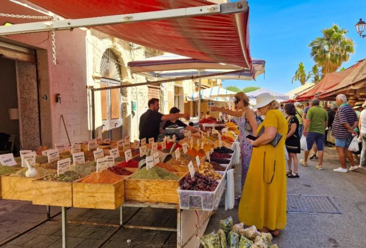 Il mercato di Ortigia tra colori e voci