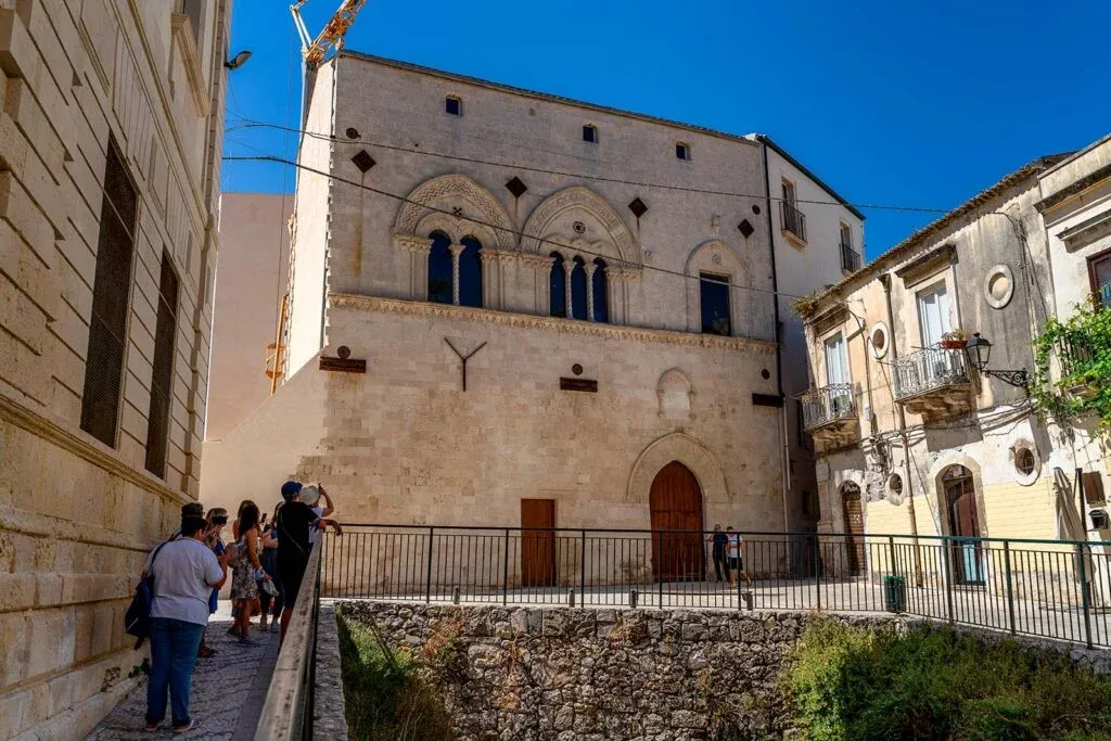 La facciata gotica di Palazzo Montalto nella Giudecca