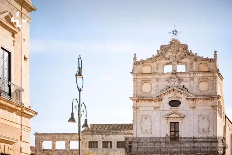 Santa Lucia alla Badia, con la tela di Caravaggio