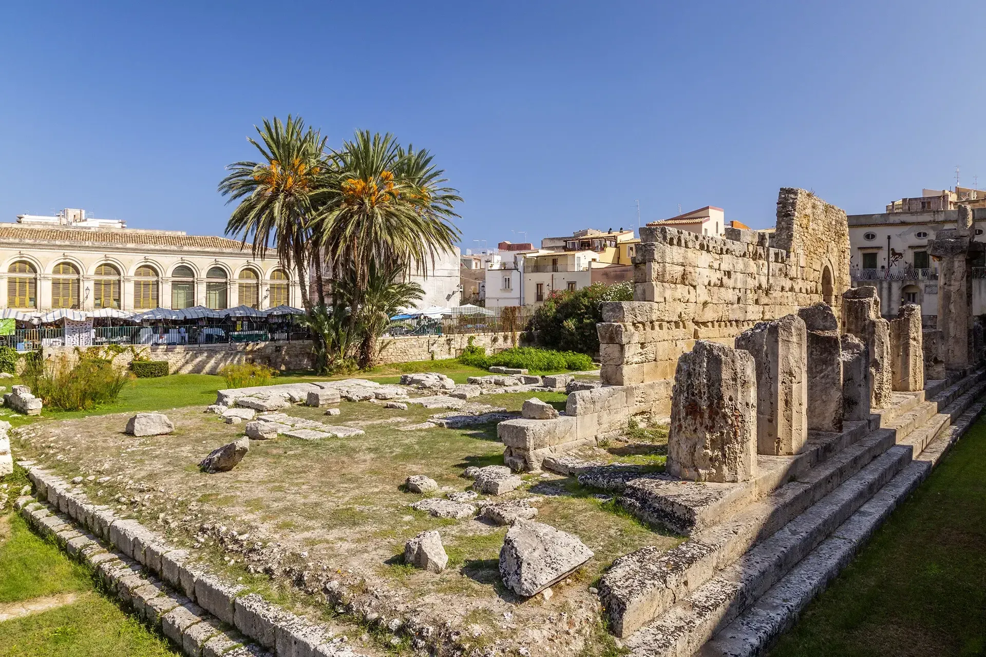 Il Tempio di Apollo all'ingresso di Ortigia